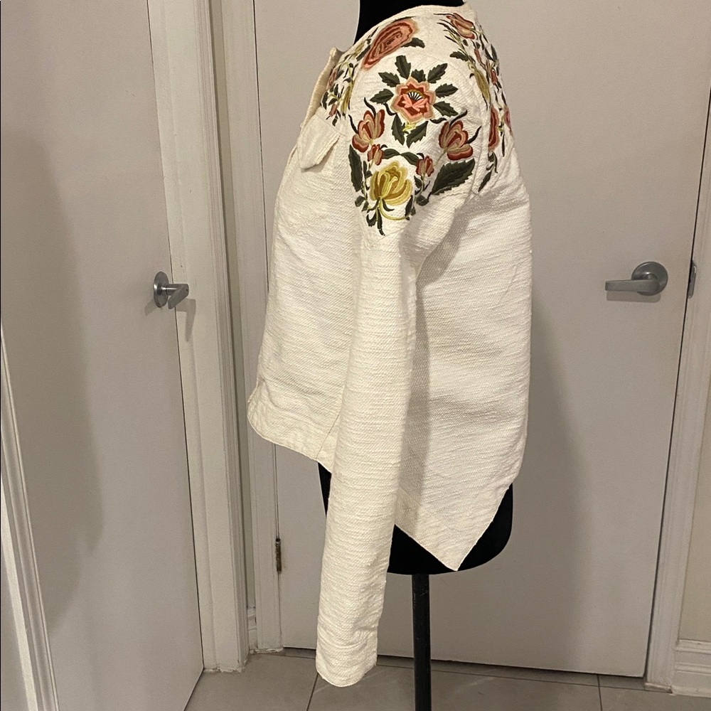 BCBG MAX Azria
Off-White long sleeved floral Embroidered Jacket Size X-Small - Picture 6 of 17